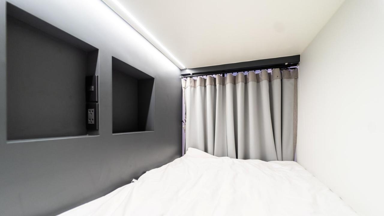 Pier 808 Hostel Bangkok Bagian luar foto